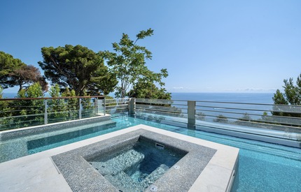 EXCEPTIONNEL : VILLA AVEC PISCINE FACE A LA MER