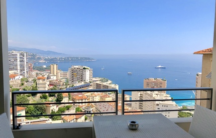 Двухкомнатная квартира с мебелью рядом с Монако