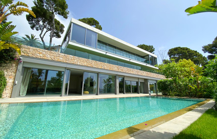 Cap d'Ail : Wonderful Contemporary Villa facing the sea