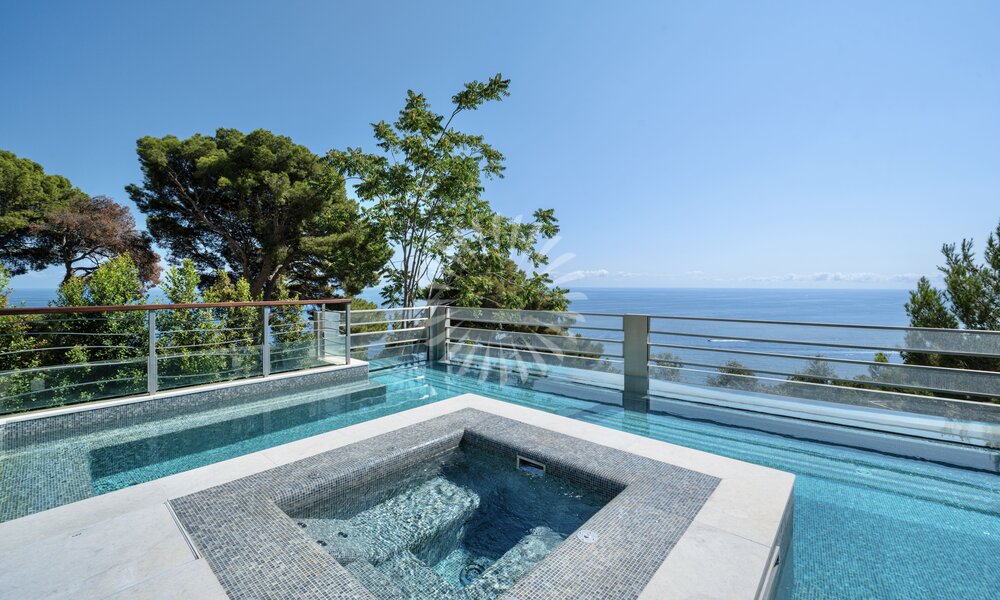 EXCEPTIONNEL : VILLA AVEC PISCINE FACE A LA MER